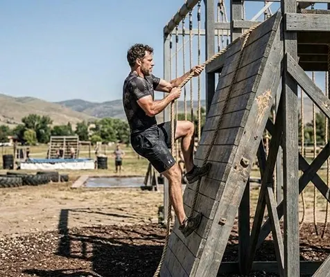 hombre subiendo paret ocr