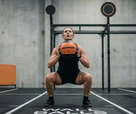 mujer tirando la pelota al aire