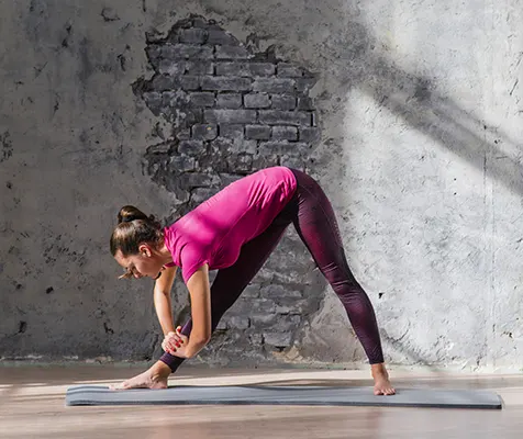 chica yin yoga camiseta rosa